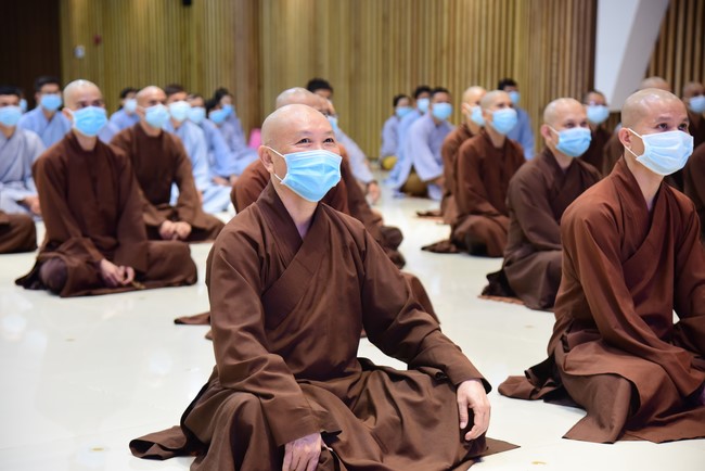 Taking comments to complete recording visual images in the rain season retreat